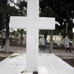 Θεσσαλονίκη: Χτύπησε τη νύφη του με μαρμάρινο σταυρό στο κεφάλι στην κηδεία του αδερφού του