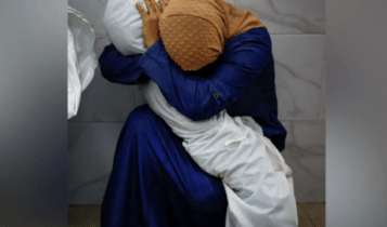 Φωτογραφία της χρονιάς η «Πιετά της Γάζας»: Η θεία που κρατούσε αγκαλιά το σαβανωμένο σώμα της νεκρής ανιψιάς της