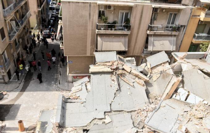 «Πέθανε»: Συγκλονιστικό βίντεο από τις πρώτες στιγμές μετά την κατάρρευση κτηρίου στον Πειραιά