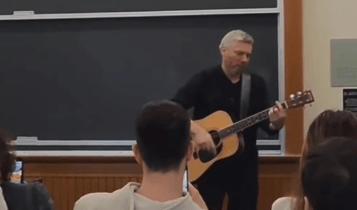 Αλκίνοος Ιωαννίδης: Τραγουδάει τον Προσκυνητή στο πανεπιστήμιο Columbia – Δείτε το βίντεο