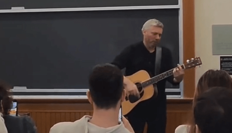 Αλκίνοος Ιωαννίδης: Τραγουδάει τον Προσκυνητή στο πανεπιστήμιο Columbia – Δείτε το βίντεο