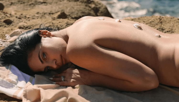Χριστίνα Μπόμπα: Φωτογραφήθηκε χωρίς μαγιό σε παραλία – «Μήπως να απενοχοποιήσουμε το γυμνό» απάντησε σε αρνητικά σχόλια