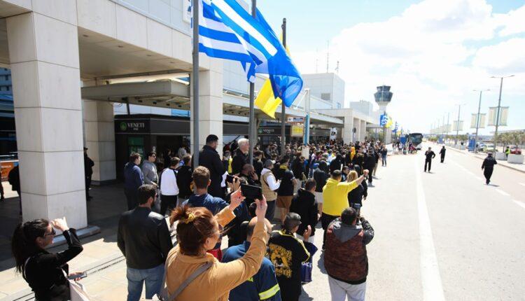 Δίπλα στην ΑΕΚ η Original 21 - Αποθέωση και συνθήματα στην αναχώρηση των νταμπλούχων για Θεσσαλονίκη! (VIDEO)