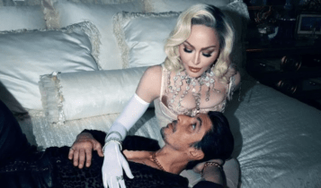 Μαντόνα: Ποζάρει στο κρεβάτι με τον ηθοποιό Αλμπέρτο Γκέρα – Κάνει ζέστη στο Μεξικό, γράφει