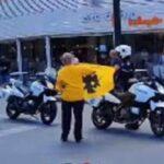 Φωτογραφία-έπος: Αστυνομικός φωτογραφίζεται με την σημαία της ΑΕΚ στη Νέα Φιλαδέλφεια!