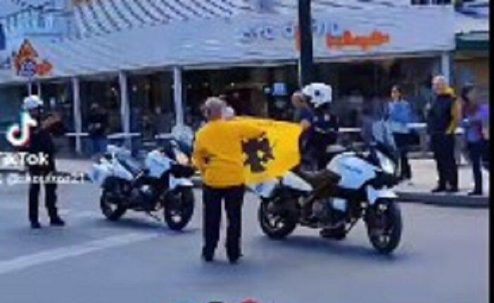 Φωτογραφία-έπος: Αστυνομικός φωτογραφίζεται με την σημαία της ΑΕΚ στη Νέα Φιλαδέλφεια!