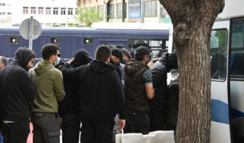 Προκλητικοί κατά τη μεταφορά τους στον εισαγγελέα οι χούλιγκαν του Ολυμπιακού – Έκαναν χειρονομίες σε αστυνομικούς και δημοσιογράφους! (VIDEO)