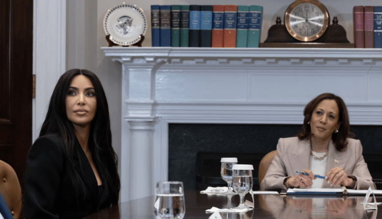 H Κιμ Καρντάσιαν για δεύτερη φορά στον Λευκό Οίκο: Συναντήθηκε με την Κάμαλα Χάρις – Δείτε φωτογραφίες