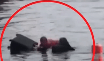 Η στιγμή που 70χρονη Γαλλίδα πέφτει στη θάλασσα στο λιμάνι του Πειραιά προσπαθώντας να πιάσει τη βαλίτσα της (VIDEO)