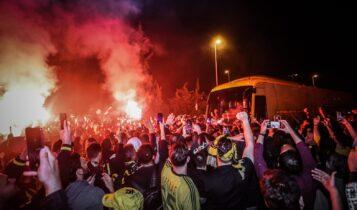 Ο κόσμος της ΑΕΚ δίπλα στον Αλμέιδα και τους παίκτες - Υποδοχή 50 οπαδών στην Αθήνα χθες βράδυ! (VIDEO)
