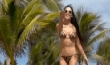 Ντέμι Μουρ: Με λεοπάρ σέξι μπικίνι στην παραλία με τις κόρες και τις εγγονές της