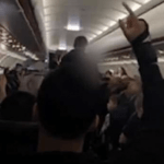 Επεισόδιο με ζευγάρι σε αεροπλάνο: Τους πήραν… σηκωτούς -Απηύδησαν οι επιβάτες