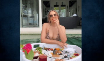 Ελίζαμπεθ Χάρλεϊ: Απολαμβάνει το πρωινό της σε πισίνα