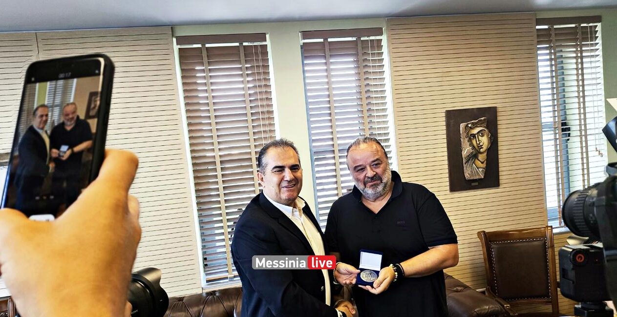 Αποθέωση παντού - Θερμή υποδοχή του Μάριου Ηλιόπουλου στο Δημαρχείο Καλαμάτας (ΦΩΤΟ)