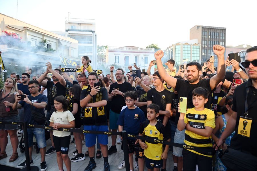 Πανικός και στο Αίγιο: Τρέλα κόσμου και λαοθάλασσα για την κούπα της πρωταθλήτριας ΑΕΚ! (ΦΩΤΟ-VIDEO)