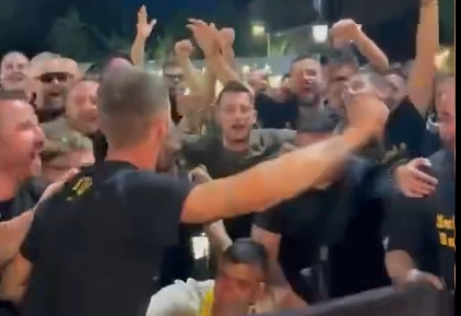 Παροξυσμός για το πρωτάθλημα της ΑΕΚ - Έγινε ένα με τον κόσμο ο Αντώνης Ηλιόπουλος (VIDEO)