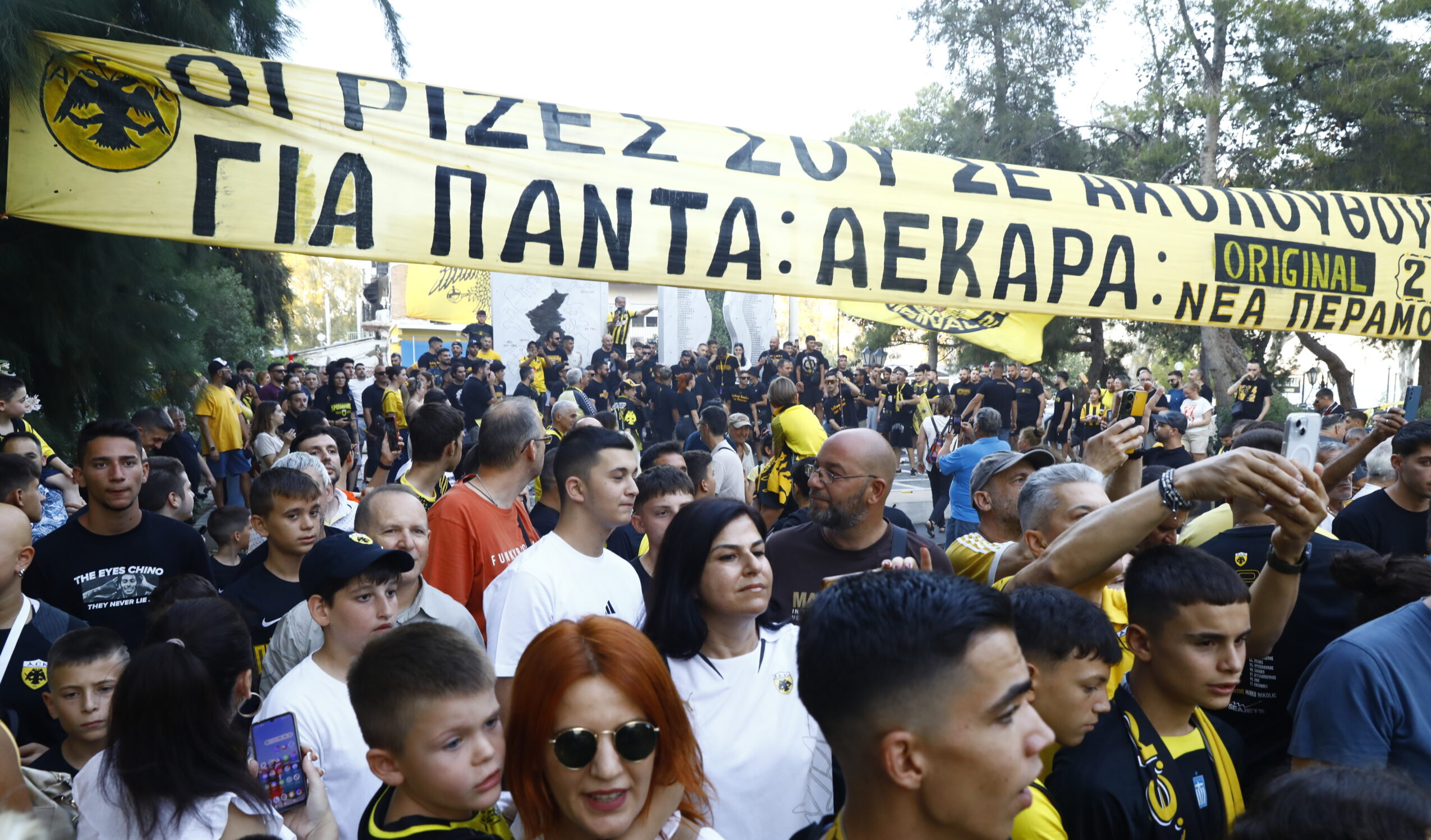 Εικόνες από τον χαμό στη Νέα Πέραμο για την κούπα της ΑΕΚ!