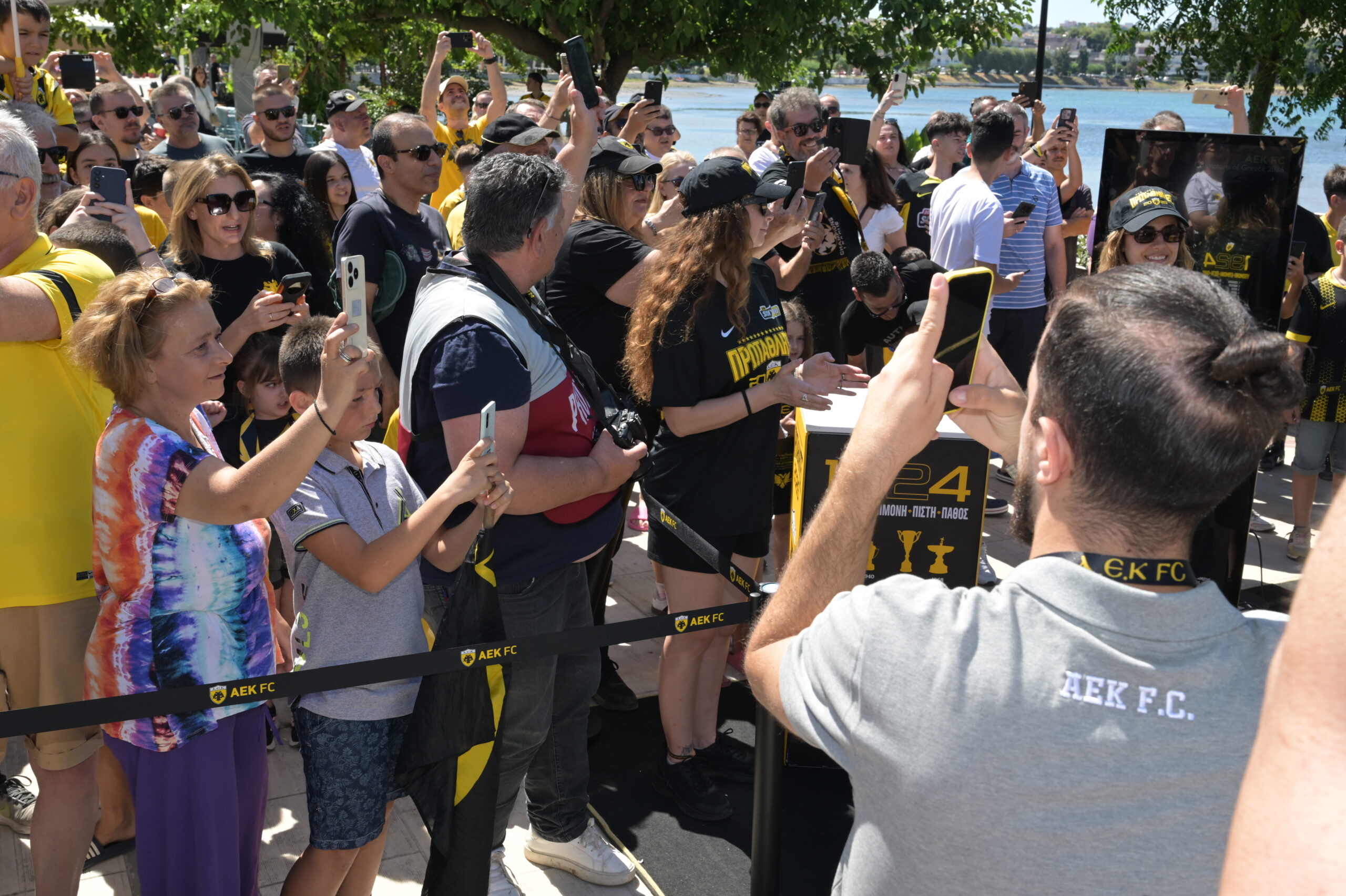 Εικόνες από τον «κιτρινόμαυρο» χαμό στη Νέα Αρτάκη για την κούπα της ΑΕΚ!