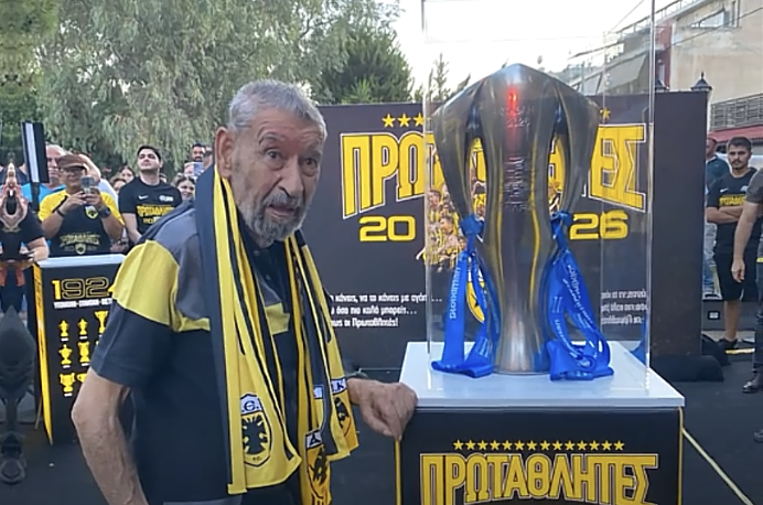 Μια ζωή ΑΕΚ: 93χρονος Ενωσίτης φωτογραφήθηκε με την κούπα της πρωταθλήτριας στη Νέα Πέραμο (VIDEO)