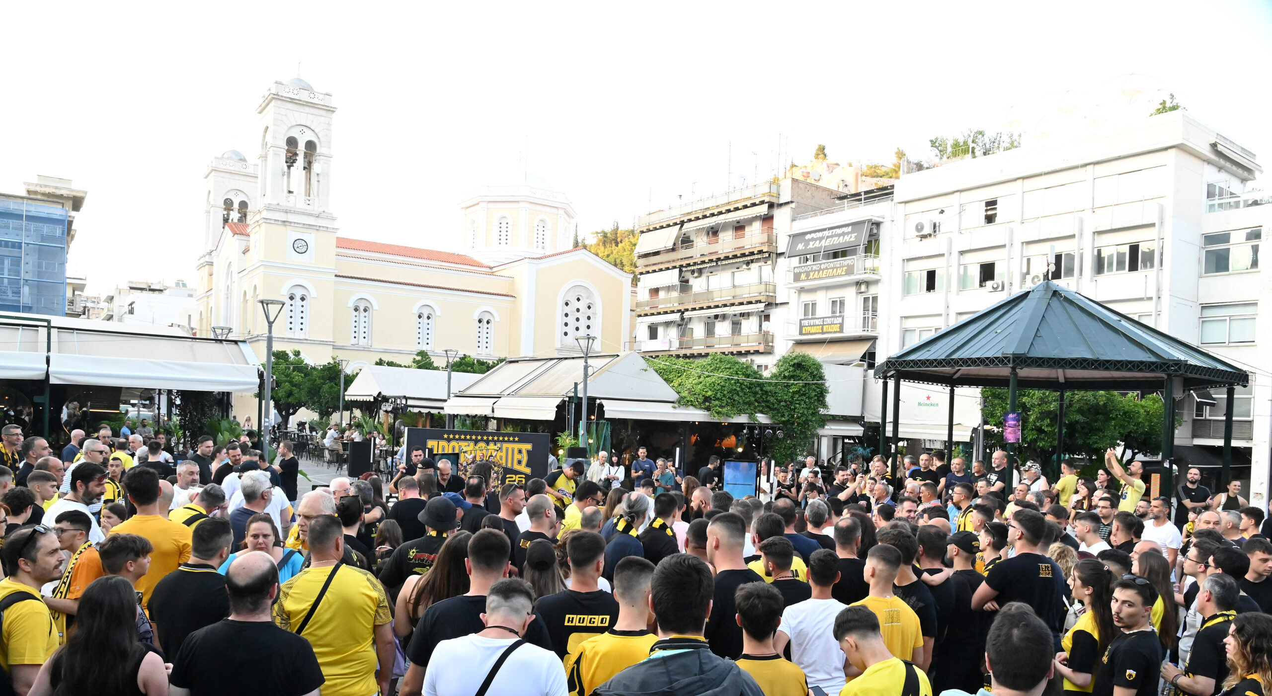 Εικόνες από το κιτρινόμαυρο πάρτι στη Λαμία για την πρωταθλήτρια ΑΕΚ!