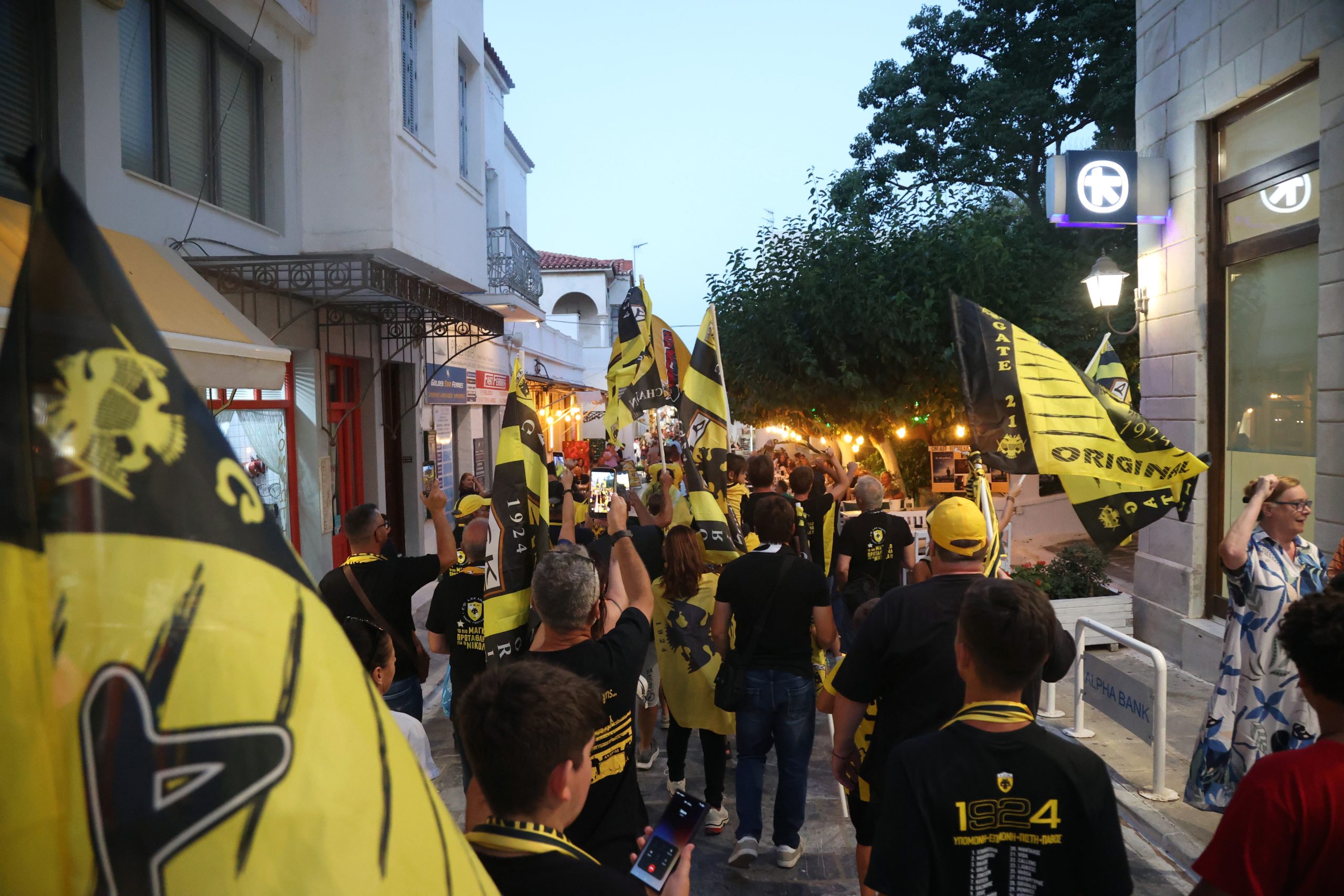 «Κιτρίνισε» το Αιγαίο για την ΑΕΚ! Χαμός στην Άνδρο για την κούπα της πρωταθλήτριας (VIDEO)