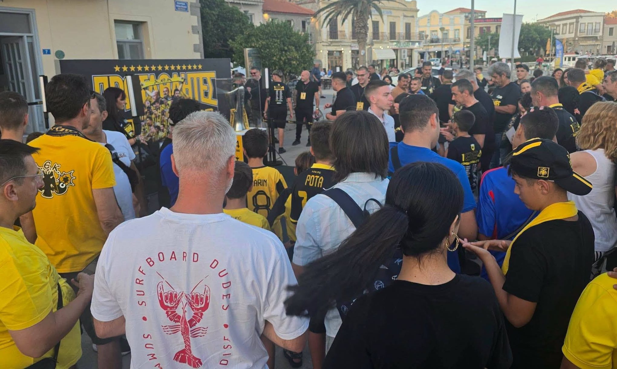Οι φίλοι της ΑΕΚ στη Λήμνο έψαλαν τον Εθνικό Ύμνο μπροστά στο τρόπαιο (VIDEO)