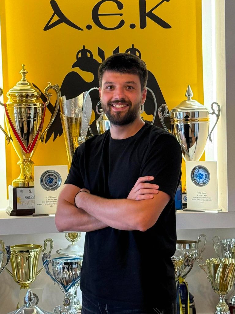 ΑΕΚ: Εικόνες από την υπογραφή του νέου συμβολαίου του Βαγγέλη Αραμπατζή