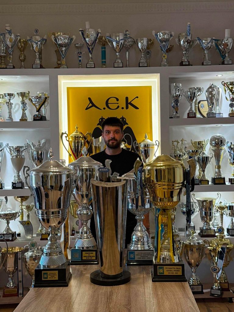 ΑΕΚ: Εικόνες από την υπογραφή του νέου συμβολαίου του Βαγγέλη Αραμπατζή