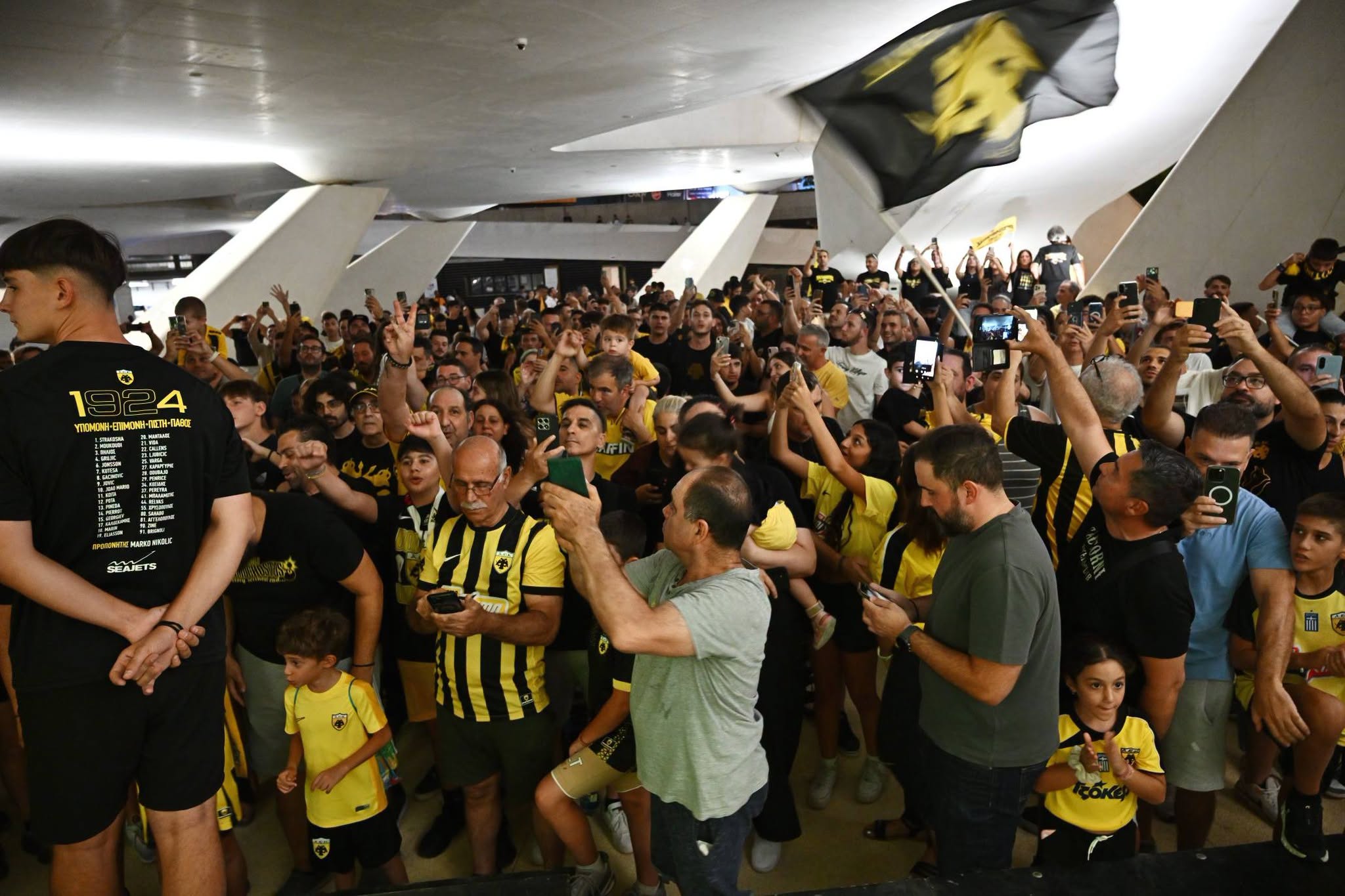 Πανικός (και) στη Λευκωσία από τον λαό της ΑΕΚ για το τρόπαιο του πρωταθλήματος! (ΦΩΤΟ)