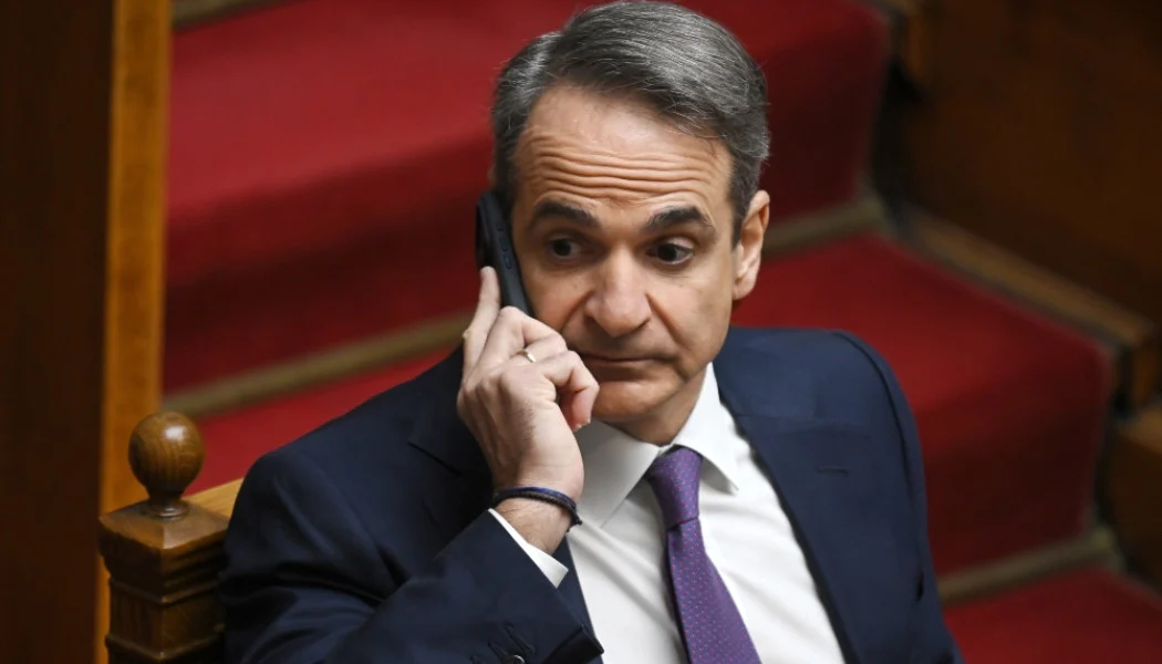 Καλοκαιρινός Μητσοτάκης: Με μαγιό, χωρίς μπλούζα και ανάποδο καπέλο (ΦΩΤΟ)