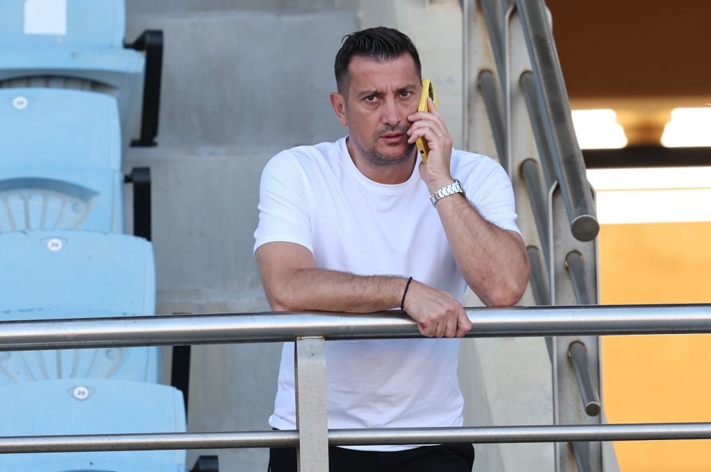 Ο Αντώνης Ηλιόπουλος δίπλα στην ΑΕΚ πριν τον τελικό του Super Cup