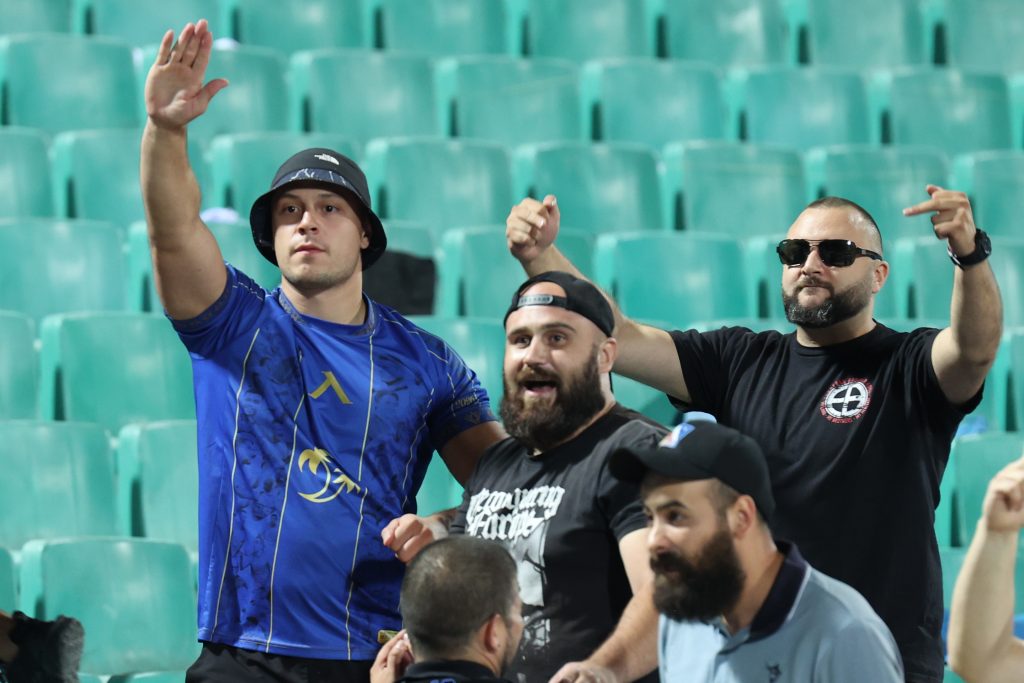 Σάλος με τον νεοναζιστικό χαιρετισμό των οπαδών της Λέφσκι: Αισχρά συνθήματα και για τον Κατσούρη - «Μιχάλη που είσαι;» (ΦΩΤΟ-VIDEO)