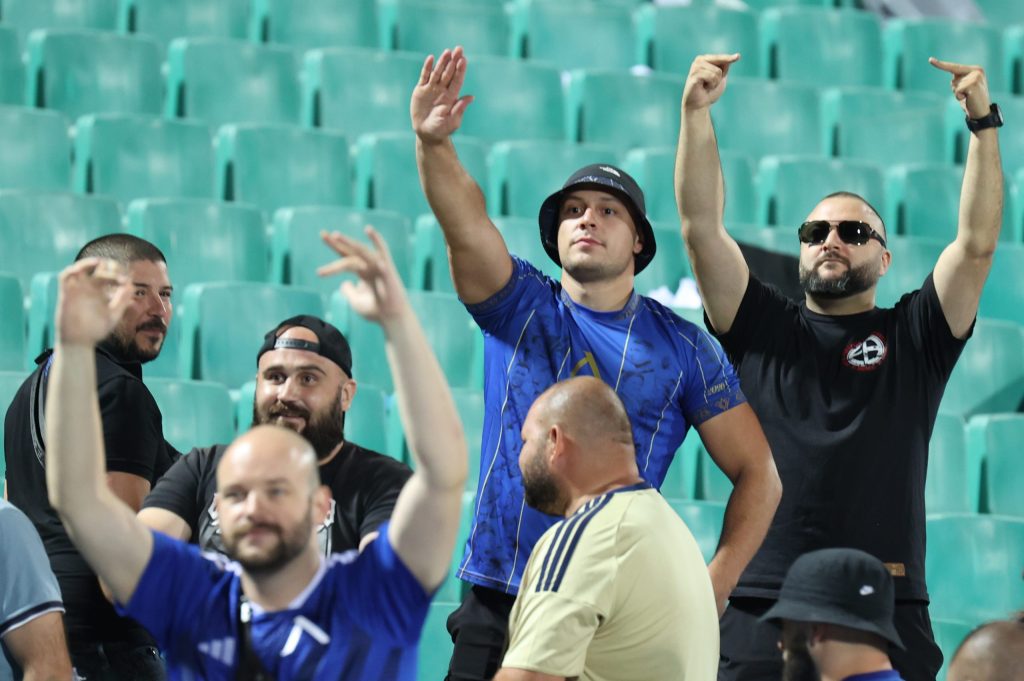 Σάλος με τον νεοναζιστικό χαιρετισμό των οπαδών της Λέφσκι: Αισχρά συνθήματα και για τον Κατσούρη - «Μιχάλη που είσαι;» (ΦΩΤΟ-VIDEO)